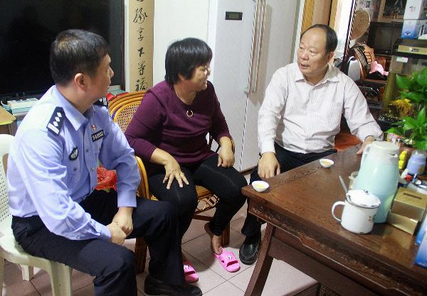 吴建华副局长深入基层入户走访宣讲党的十九大精神